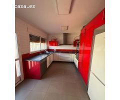CHALET PAREADO CON PISCINA Y GRAN PARCELA EN LOS BALCONES,