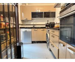 Exclusivo piso de 2 dormitorios con terraza, patio privado y piscina comunitaria.