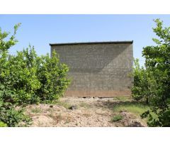 Te ofrecemos este terreno de 7500 metros cuadrados con casa-almacén en zona privada en San Bartolomé