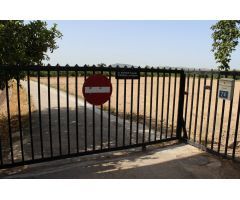 Te ofrecemos este terreno de 7500 metros cuadrados con casa-almacén en zona privada en San Bartolomé