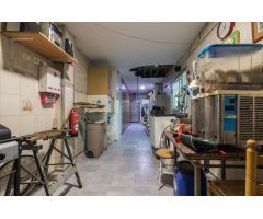 Se venden 2 locales: uno en funcionamiento como cafetería y otro contiguo con salida a C/ Eslava!