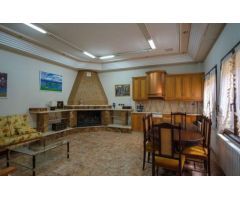 Ofrecemos una casa familiar de 5 plantas (sótano, bajo, 1, 2 y buardilla) 195 mts/suelo