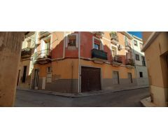 Planta baja ubicada en el centro histórico de Novelda.  Rodeada de todo tipo de servicios: supermerc