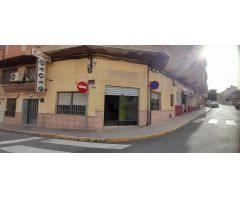 Local chaflán con tránsito