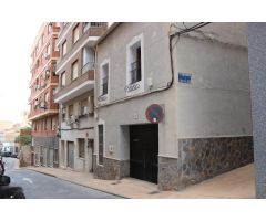 Se vende edificio con 2 vivendas y terraza, posibilidad de entradas independientes!!!