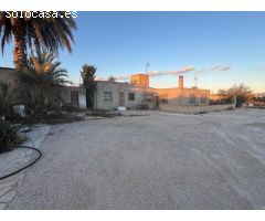 Se venden 2 plantas bajas con entrada independiente y una tercera construcción junto Bomberos!!!