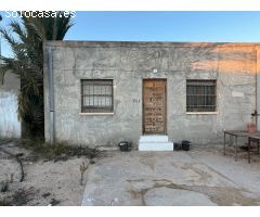 Se venden 2 plantas bajas con entrada independiente y una tercera construcción junto Bomberos!!!