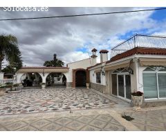 Te ofrecemos este lujoso chalet de 300 metros de casa con piscina y las mejores calidades....