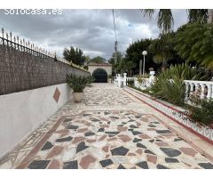 Te ofrecemos este lujoso chalet de 300 metros de casa con piscina y las mejores calidades....