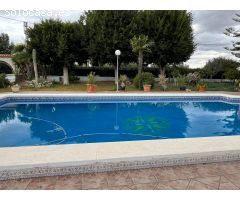 Te ofrecemos este lujoso chalet de 300 metros de casa con piscina y las mejores calidades....