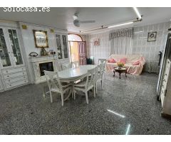 Te ofrecemos este lujoso chalet de 300 metros de casa con piscina y las mejores calidades....