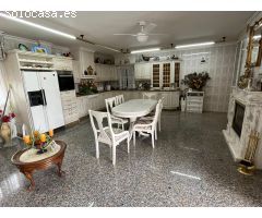 Te ofrecemos este lujoso chalet de 300 metros de casa con piscina y las mejores calidades....