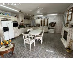 Te ofrecemos este lujoso chalet de 300 metros de casa con piscina y las mejores calidades....