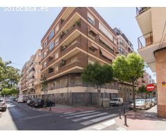 SE VENDE AMPLIA VIVIENDA EN EL CENTRO DE ELCHE CON ASCENSOR Y 4 HABITACIONES JUNTO JESUITINAS!!!!