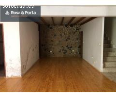 Amplio Adosado en Blanca con Potencial para Reformar