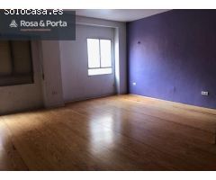 Amplio Adosado en Blanca con Potencial para Reformar