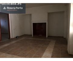 Amplio Adosado en Blanca con Potencial para Reformar