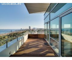 Espectacular ático con terraza y con panorámicas vistas al mar y a Barcelona