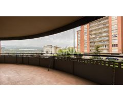 Piso con 4 habitaciones, 2 baños, balcón, terraza, patio, garaje y trastero a precio de oportunidad