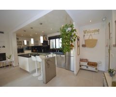 CHALET ADOSADO CON PISCINA COMUNITARIA EN SANTA PONSA