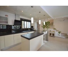 CHALET ADOSADO CON PISCINA COMUNITARIA EN SANTA PONSA