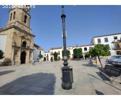 CASA DE GRANDES DIMENSIONES EN LA PLAZA DE LA IGLESIA!