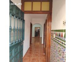 PLANTA BAJA EN LOS BARRIOS CON VECINOS ARRIBA