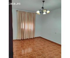 PLANTA BAJA EN LOS BARRIOS CON VECINOS ARRIBA