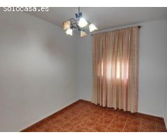 PLANTA BAJA EN LOS BARRIOS CON VECINOS ARRIBA
