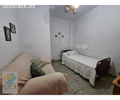 Se vende casa con dos viviendas independientes en el centro de Algeciras.