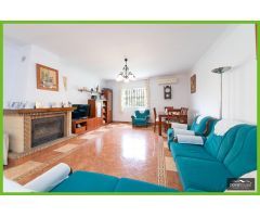 Chalet espacioso y luminoso con terreno de 3750m en Algarrobo