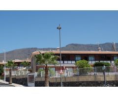 Amplia casa adosada de tres habitaciones en una comunidad residencial
