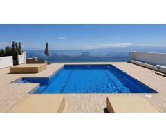 Villa con piscina y vistas excepcionales al mar