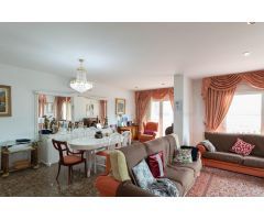 ¡Atención, amantes de lo único y diferente!  Casa en venta en La Colonia, Sant Andreu de la Barca.