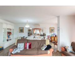 ¡Atención, amantes de lo único y diferente!  Casa en venta en La Colonia, Sant Andreu de la Barca.