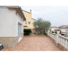 ¡Atención, amantes de lo único y diferente!  Casa en venta en La Colonia, Sant Andreu de la Barca.
