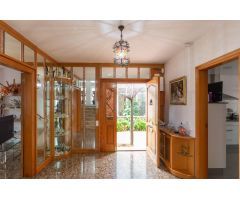 ¡Atención, amantes de lo único y diferente!  Casa en venta en La Colonia, Sant Andreu de la Barca.