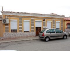 Casa con local comercial y 4 Habitaciones + Garaje En Cartagena