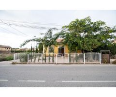 Amplia casa  independiente con terreno en la Albatalía