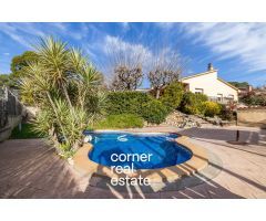Tu Refugio Perfecto en Sant Cugat: Casa Esquinera con Piscina y Barbacoa