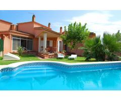Chalet de 4 dormitorios con Piscina en Riumar