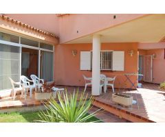 Chalet de 4 dormitorios con Piscina en Riumar