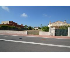 Solar edificable de 840m² en la Urb. Riumar, a escasos metros del paseo Marítimo