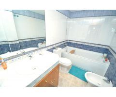 ATICO DE 2 HABITACIONES DOBLES, TERRAZA DE 70 M² CON  VISTAS AL MAR, PARQUIN Y PISCINA