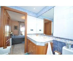ATICO DE 2 HABITACIONES DOBLES, TERRAZA DE 70 M² CON  VISTAS AL MAR, PARQUIN Y PISCINA