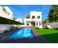 Chalet con piscina en segunda linea de mar