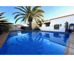 Chalet acogedor con piscina privada en Riumar, cerca de la playa