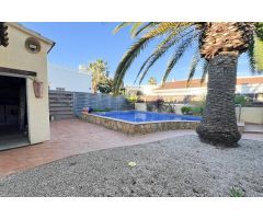 Chalet acogedor con piscina privada en Riumar, cerca de la playa