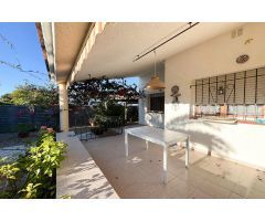 Chalet acogedor con piscina privada en Riumar, cerca de la playa
