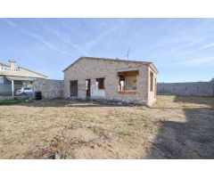 Solar de 766 m² con casa para terminar en Deltebre